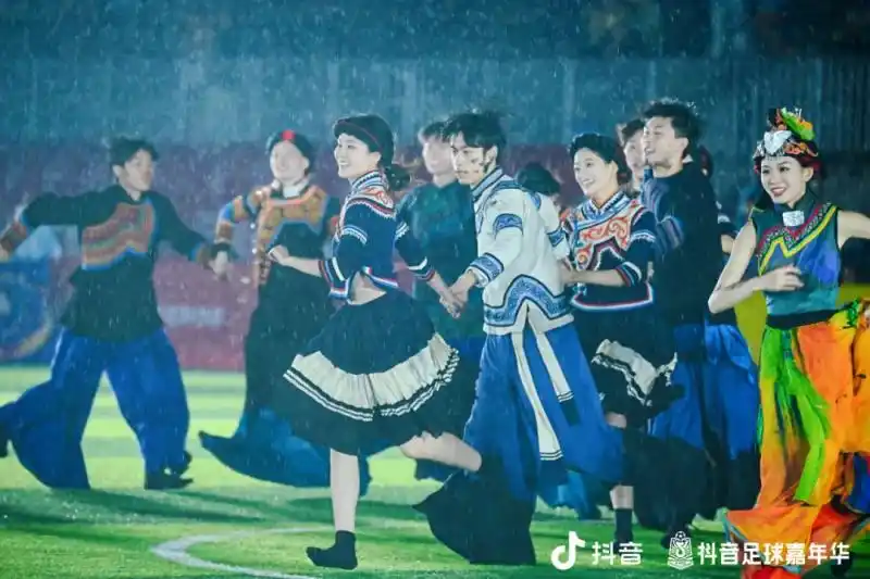 “抖音足球嘉年华”凉山站火热开赛，淘汰赛首战178万人在线观看