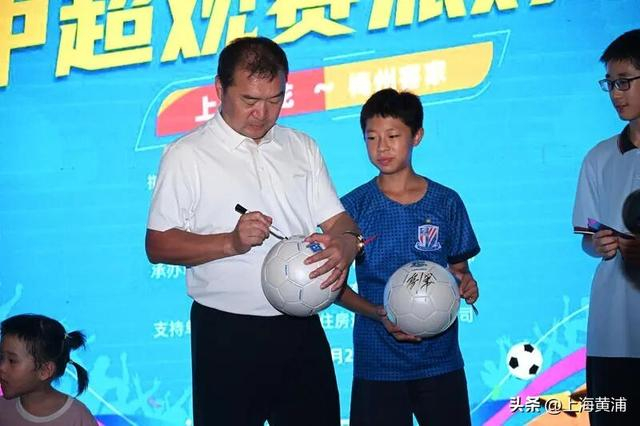 露天足球观赛派对_直播中超_半淞园路街道中超观赛派对